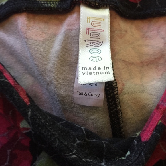 LuLaRoe Leggings ~ TC ~ Black ROSES Crackle print - Picture 5 of 5